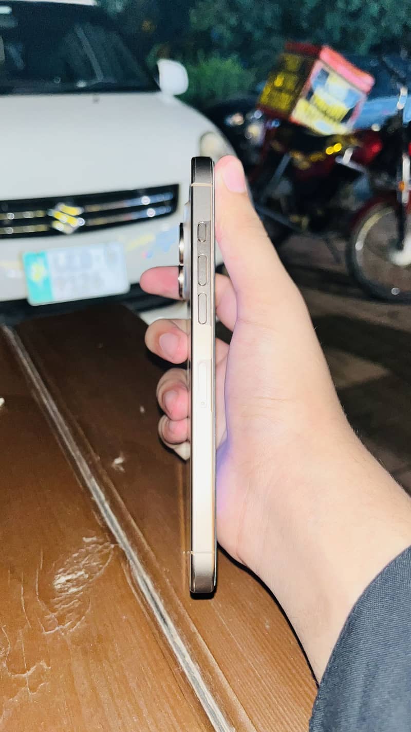 Apple iPhone 16 Pro Max 1