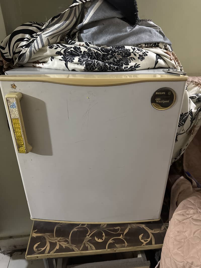 Mini fridge 0