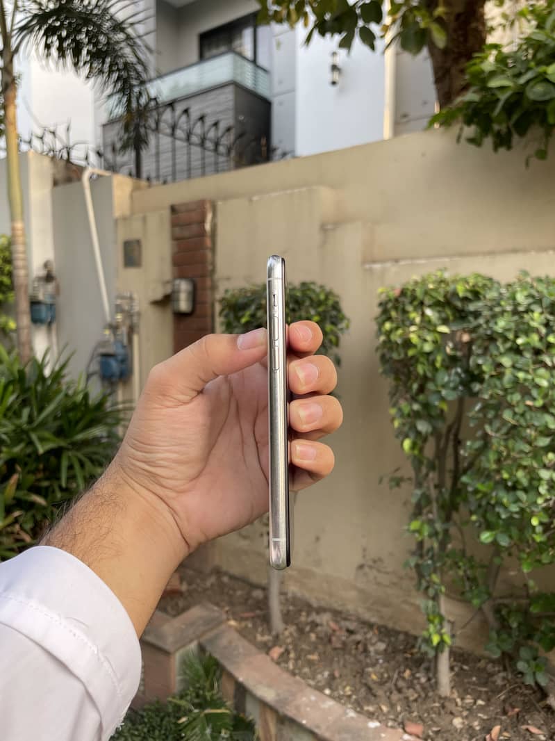 Apple iPhone 11 Pro 2
