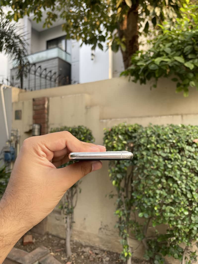 Apple iPhone 11 Pro 4