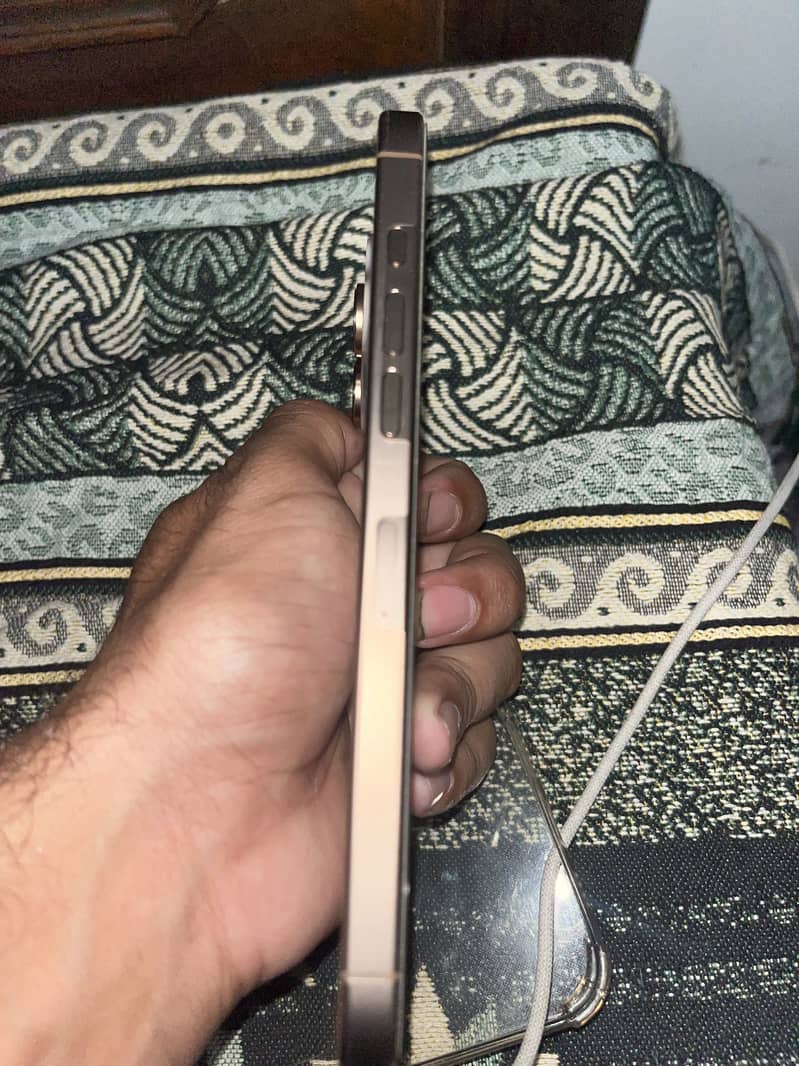Apple iPhone 16 Pro Max 1