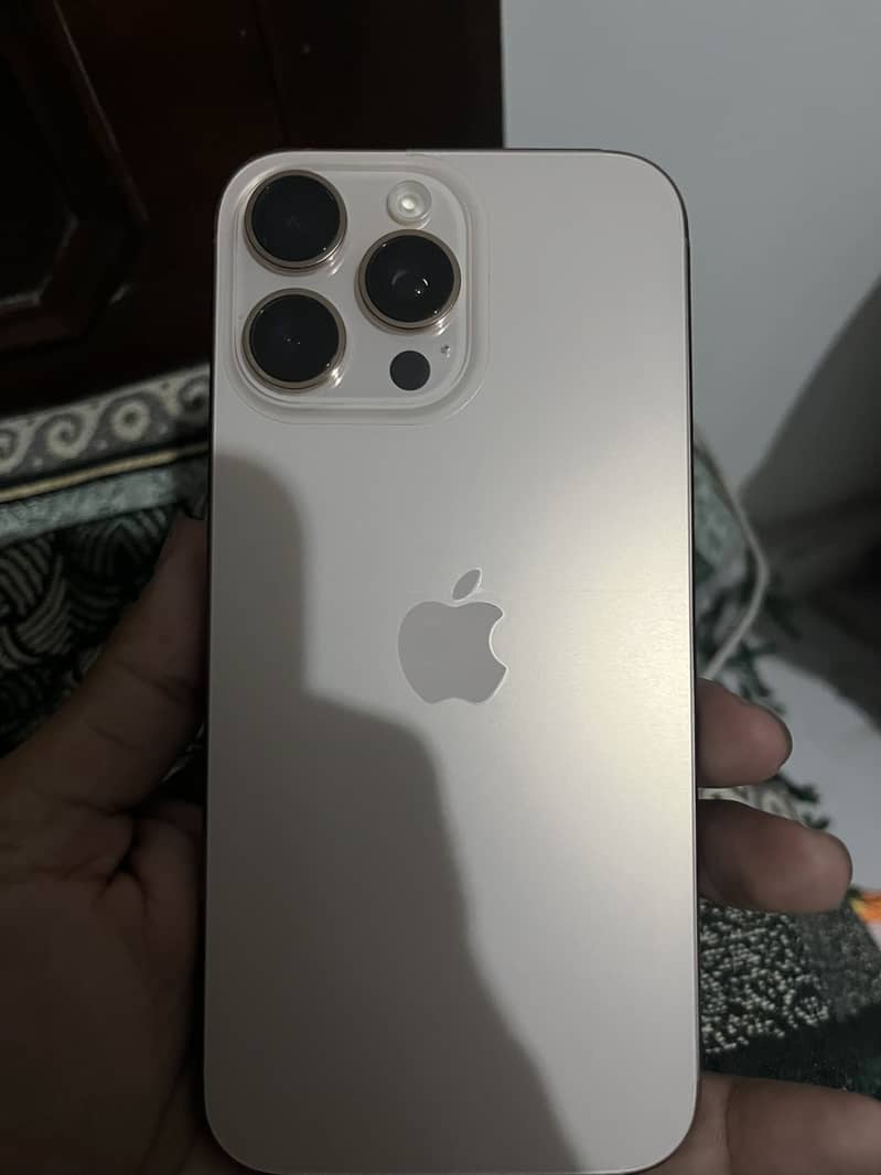 Apple iPhone 16 Pro Max 3