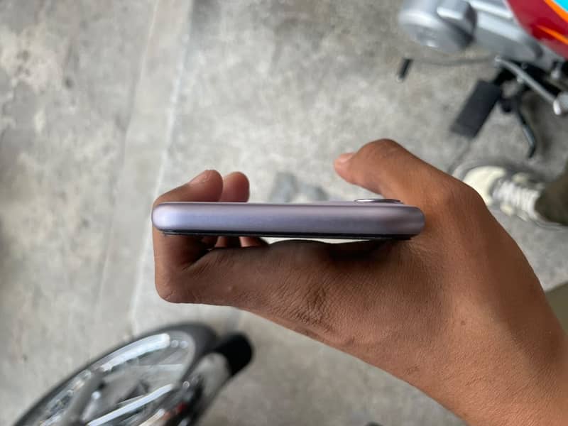 Apple iPhone 11 4