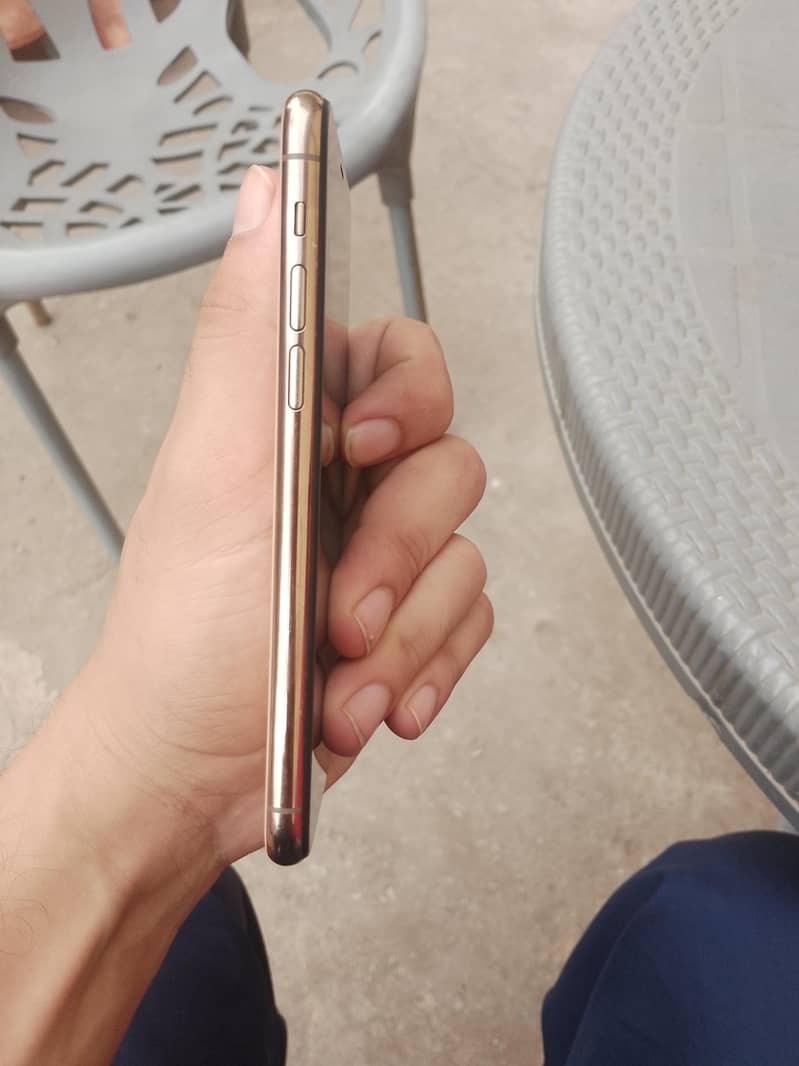 Apple iPhone 11 Pro 4