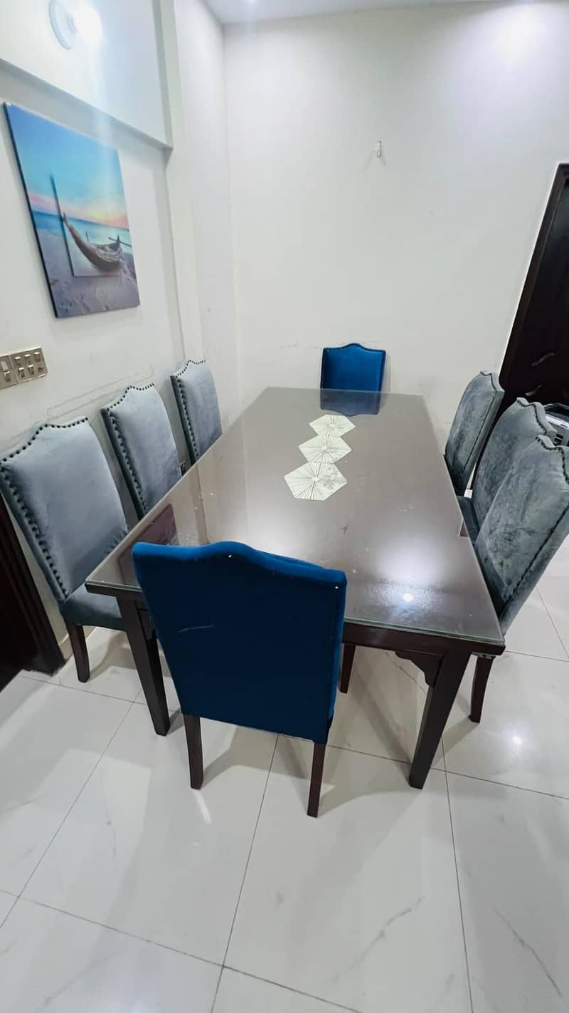 8 Chairs Dining Table 10/10 Condition 4