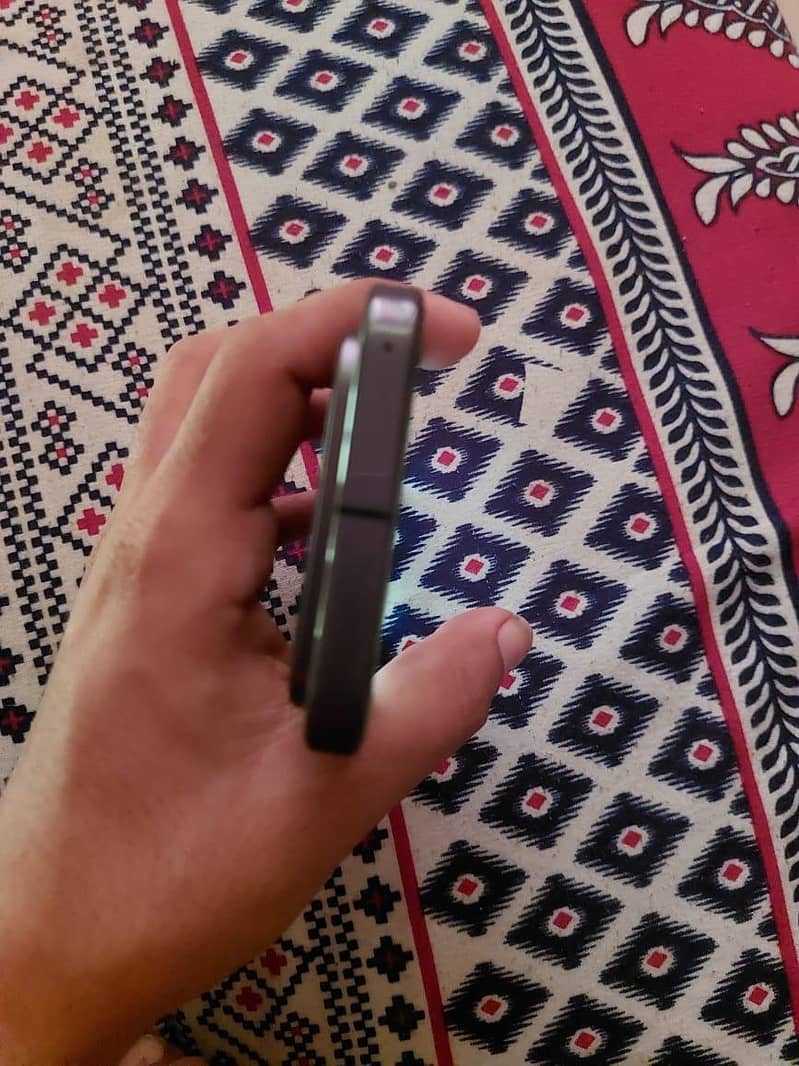 Google Pixel 10 4