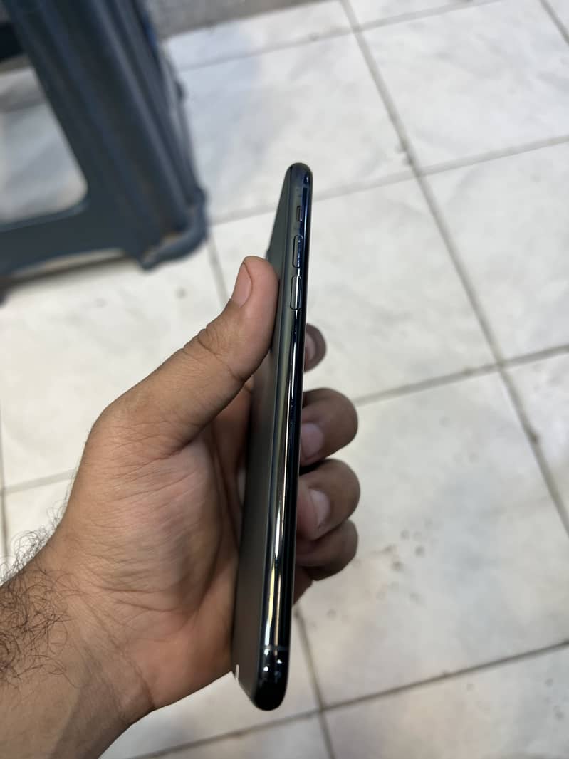 Apple iPhone 11 Pro Max 4