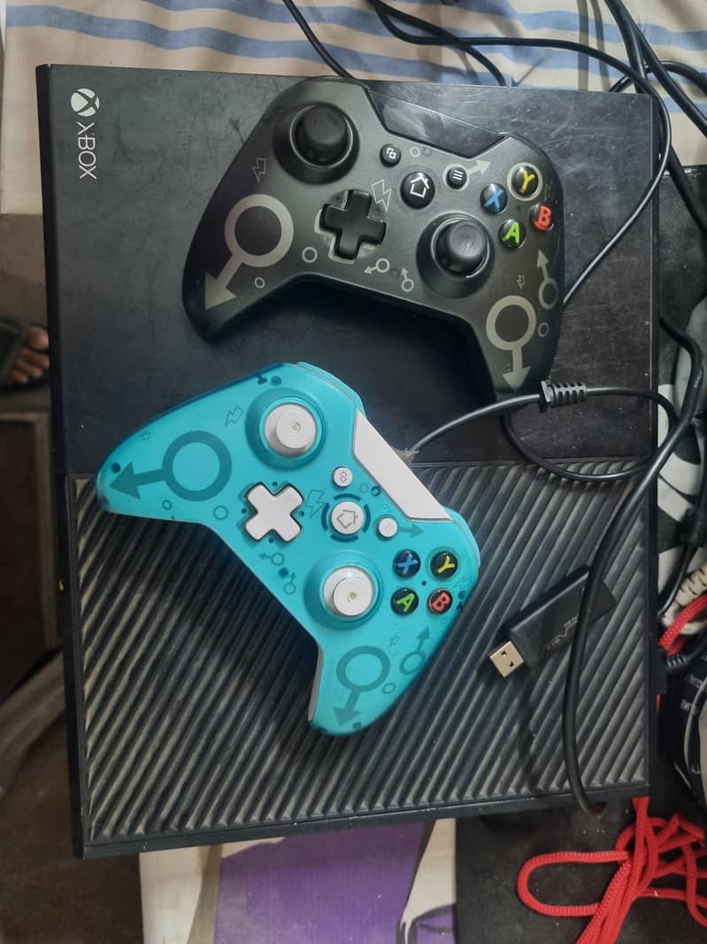 Xbox one with 2 controllers 3