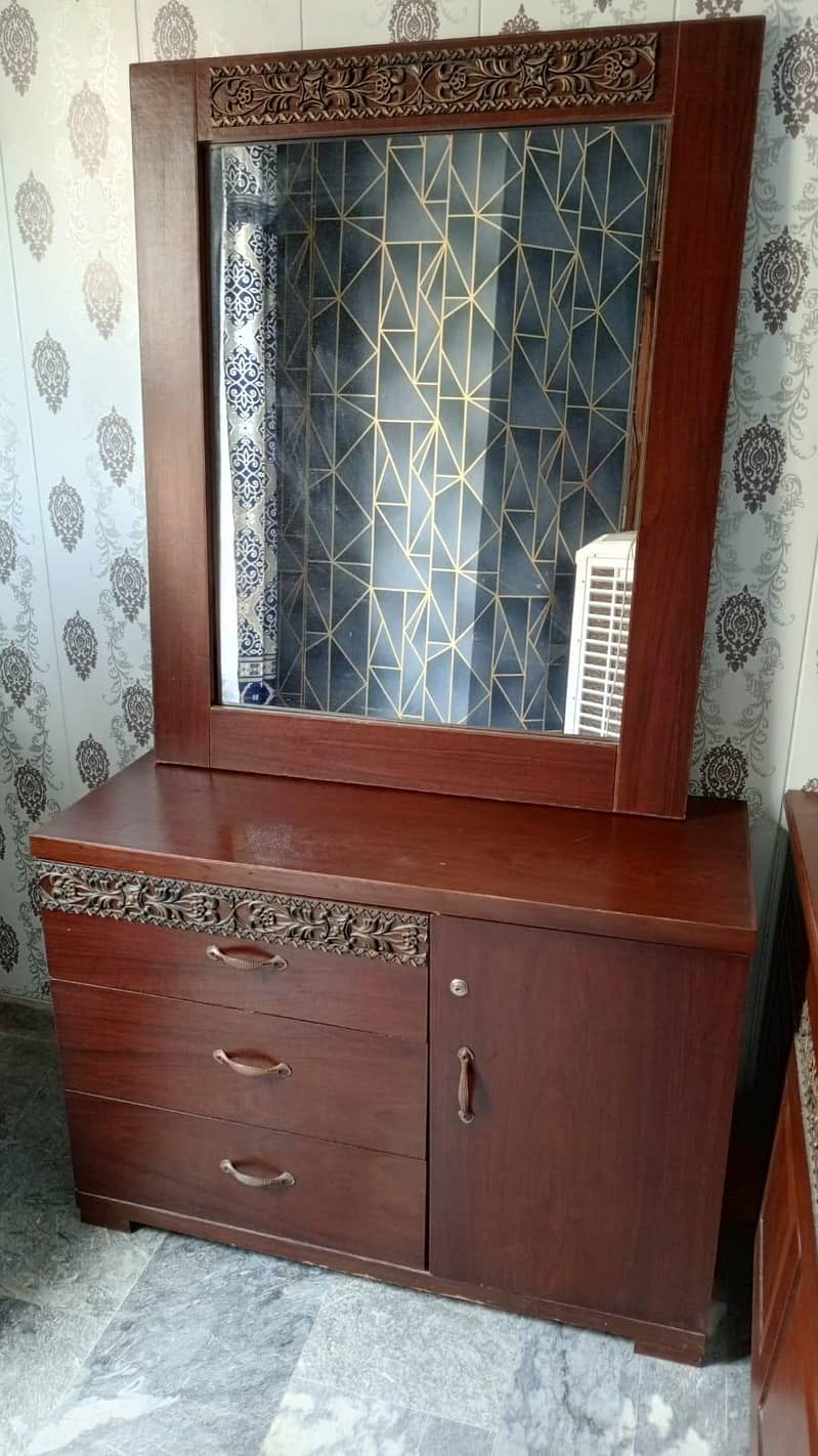Dressing Table With Mirror 0