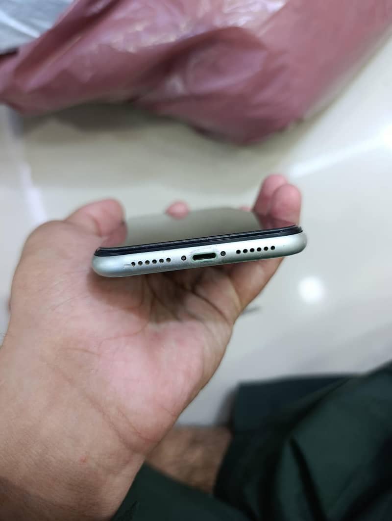 Apple iPhone 11 3