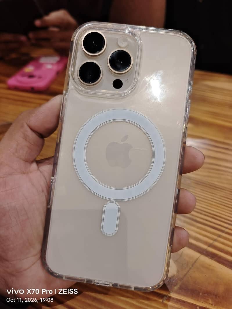Apple iPhone 16 Pro Max 9