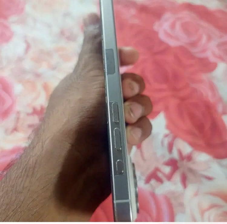 Apple iPhone 15 Pro Max 2