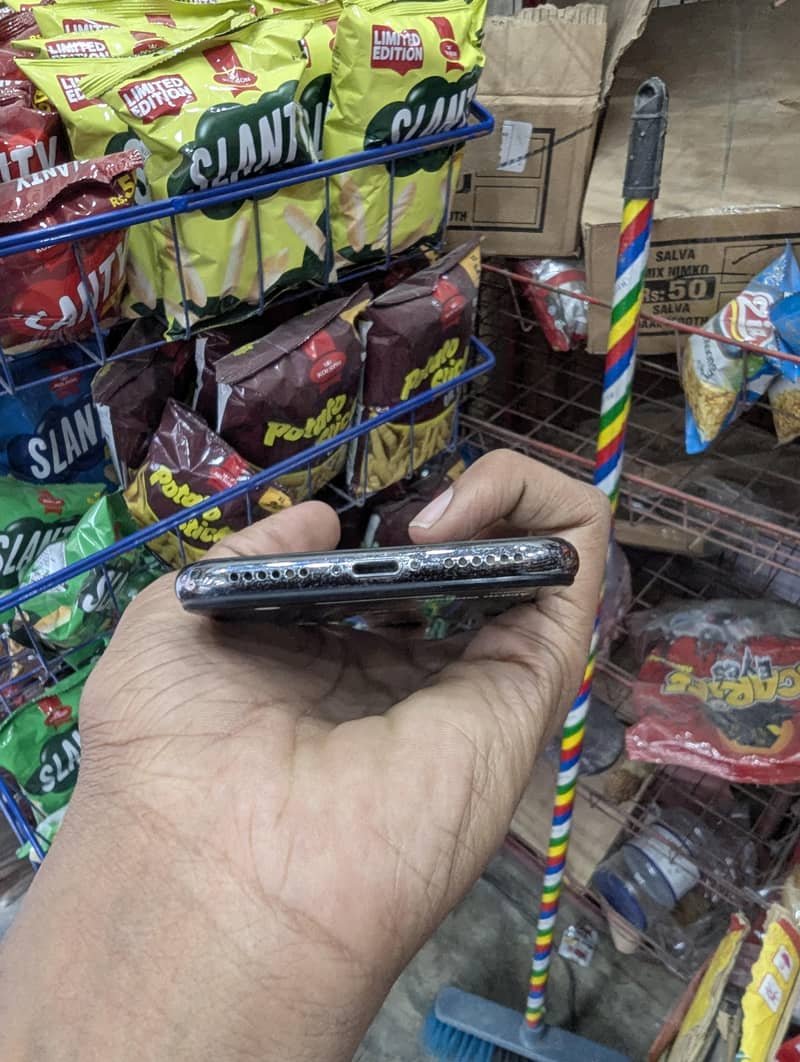 Apple iPhone X 4