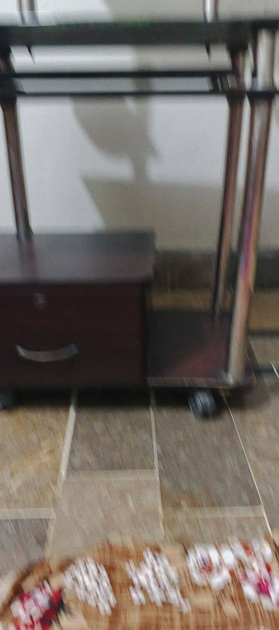 computer table with 4