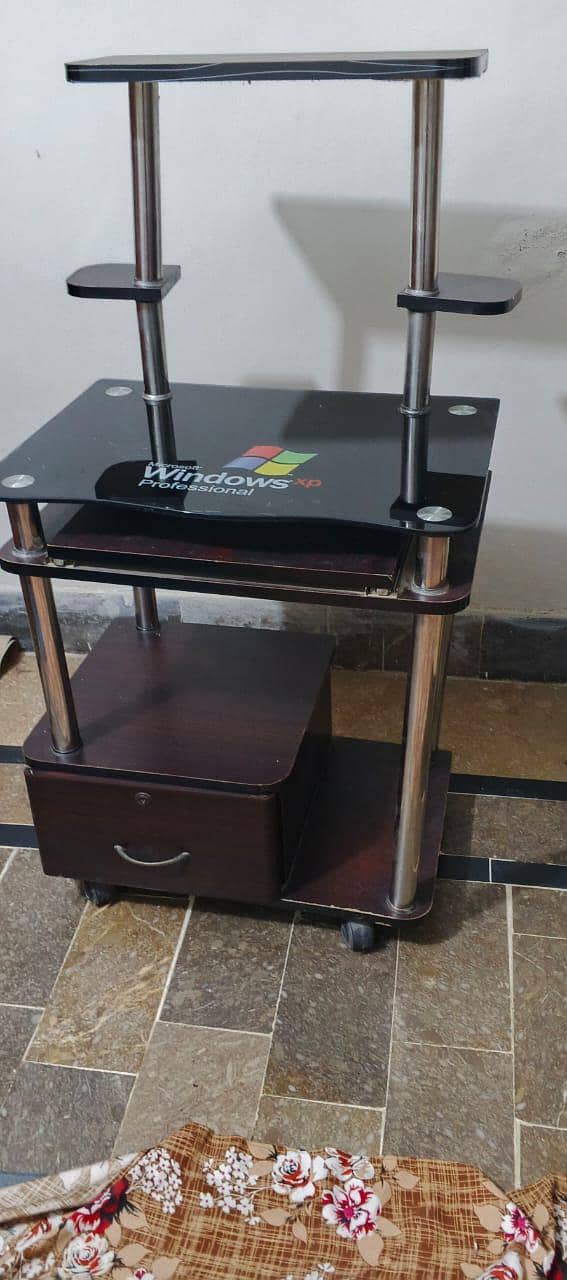 computer table with 5