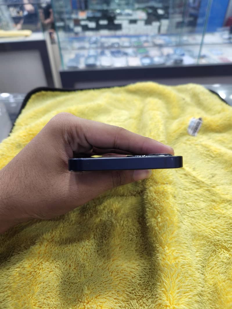 Apple iPhone 12 3