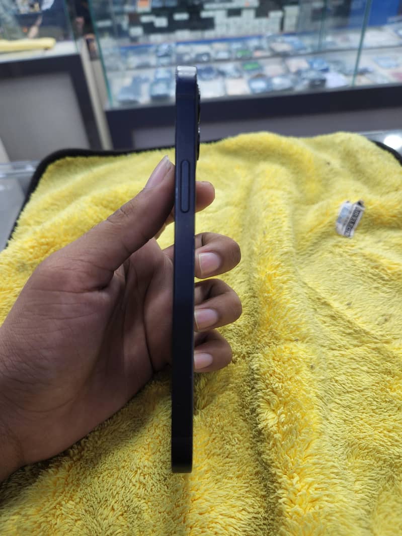 Apple iPhone 12 4