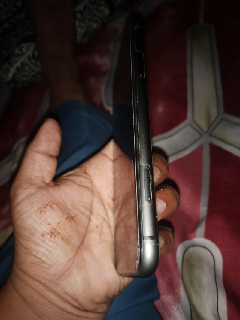 Apple iPhone 11 4