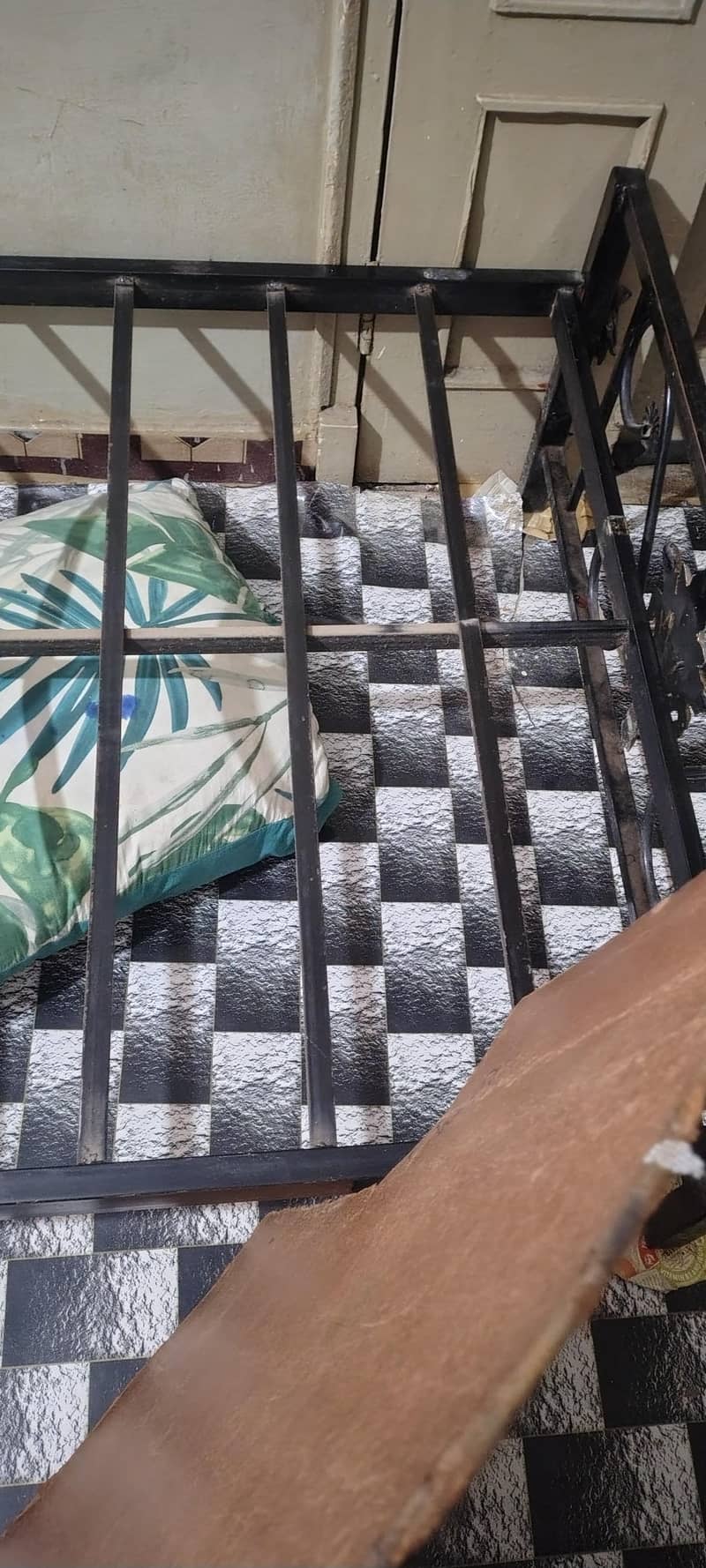 Two single iron bed 7