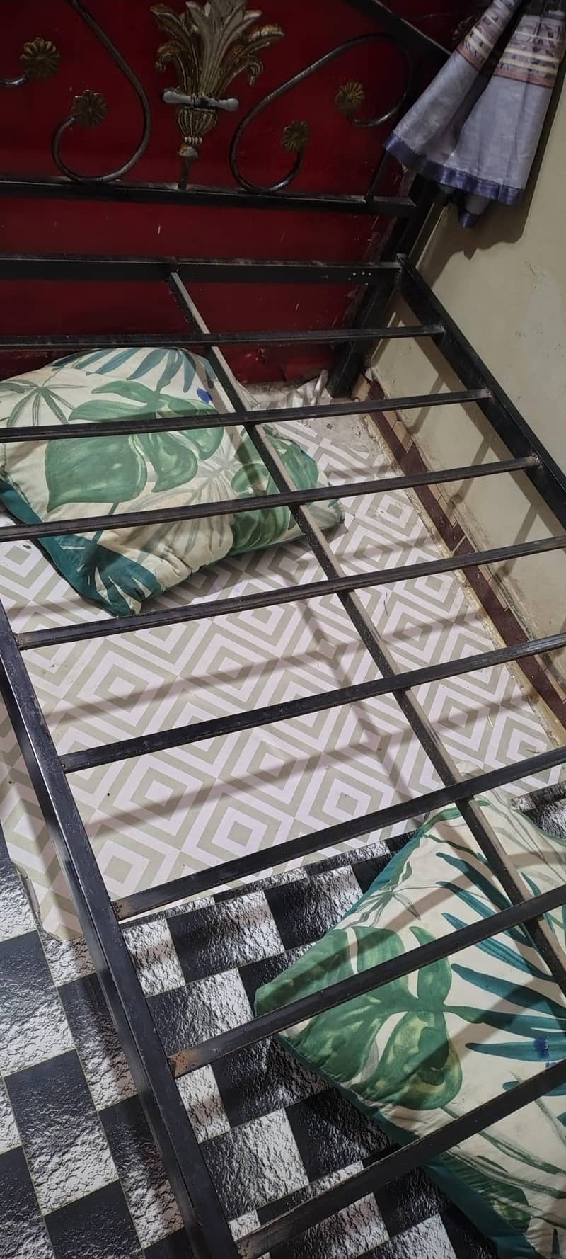 Two single iron bed 8
