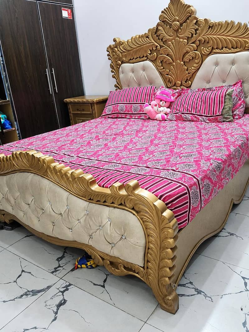 King Bed with Set 0