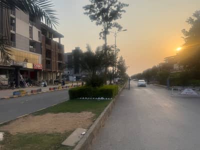 F. 17 Mpchs size 30*60 main doubale road Cornar plot for sale