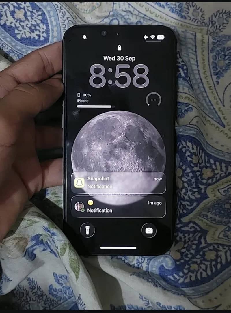 Apple iPhone 16e 1