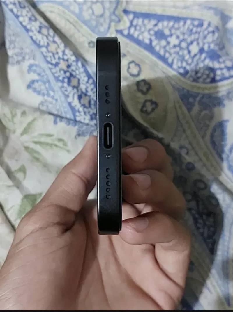 Apple iPhone 16e 2