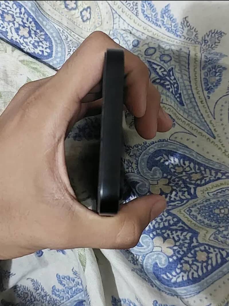 Apple iPhone 16e 3