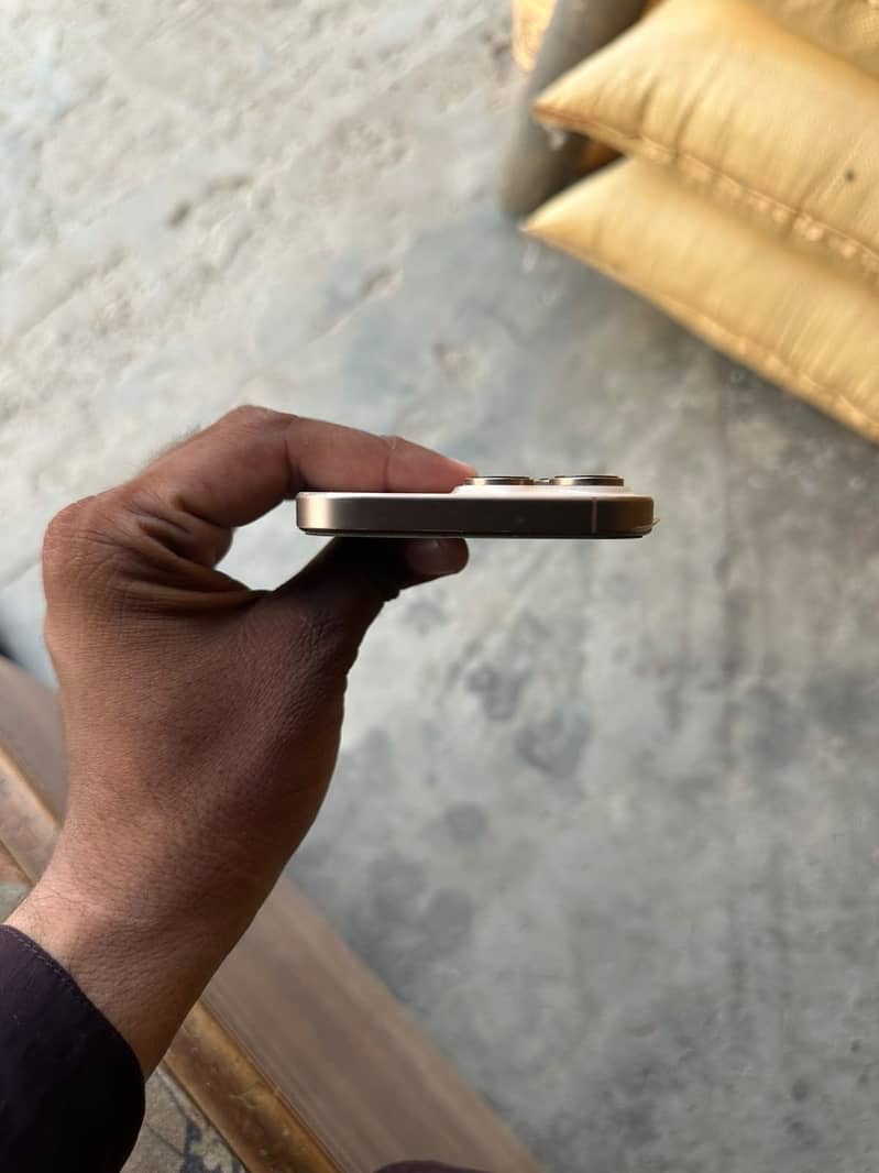 Apple iPhone 16 Pro Max 4