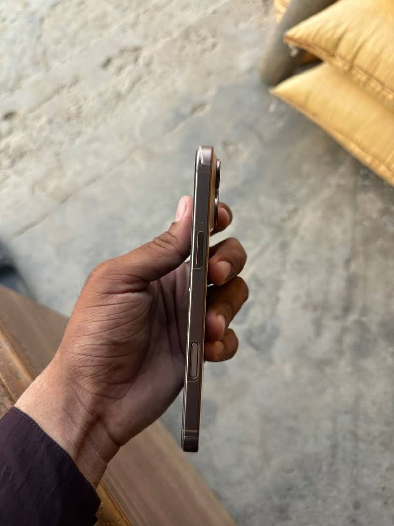 Apple iPhone 16 Pro Max 6