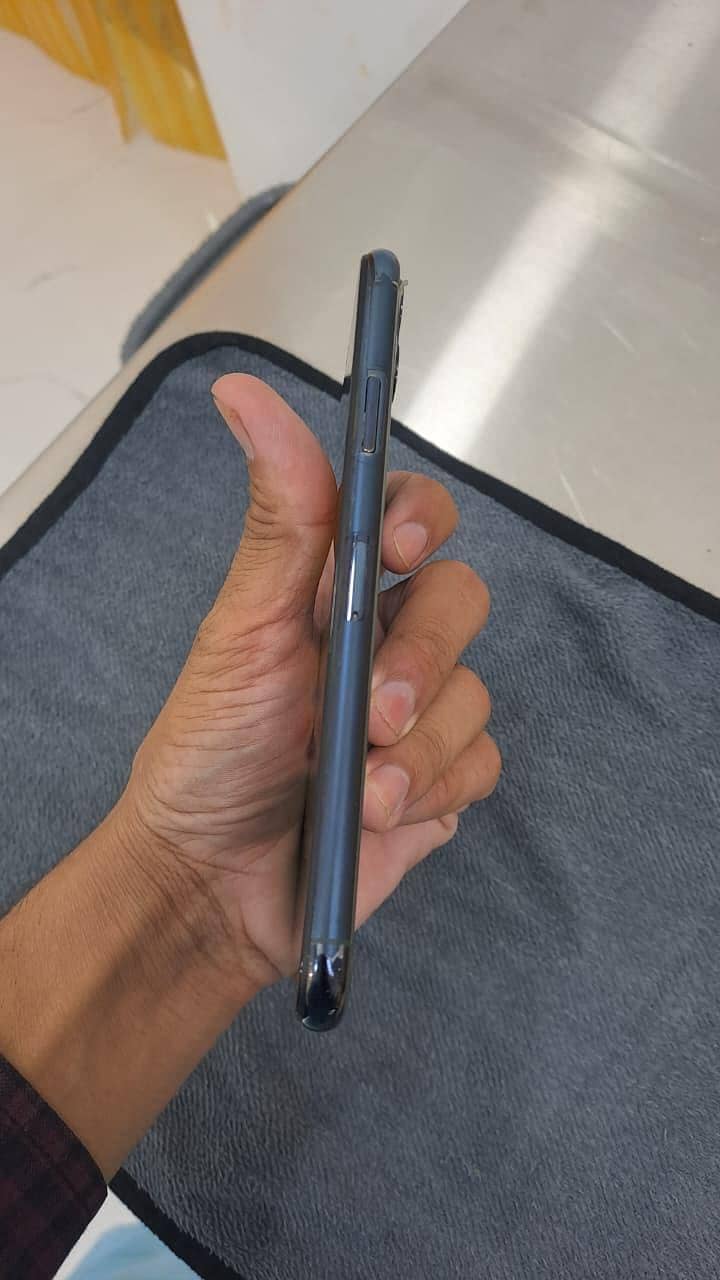 Apple iPhone 11 Pro Max 4