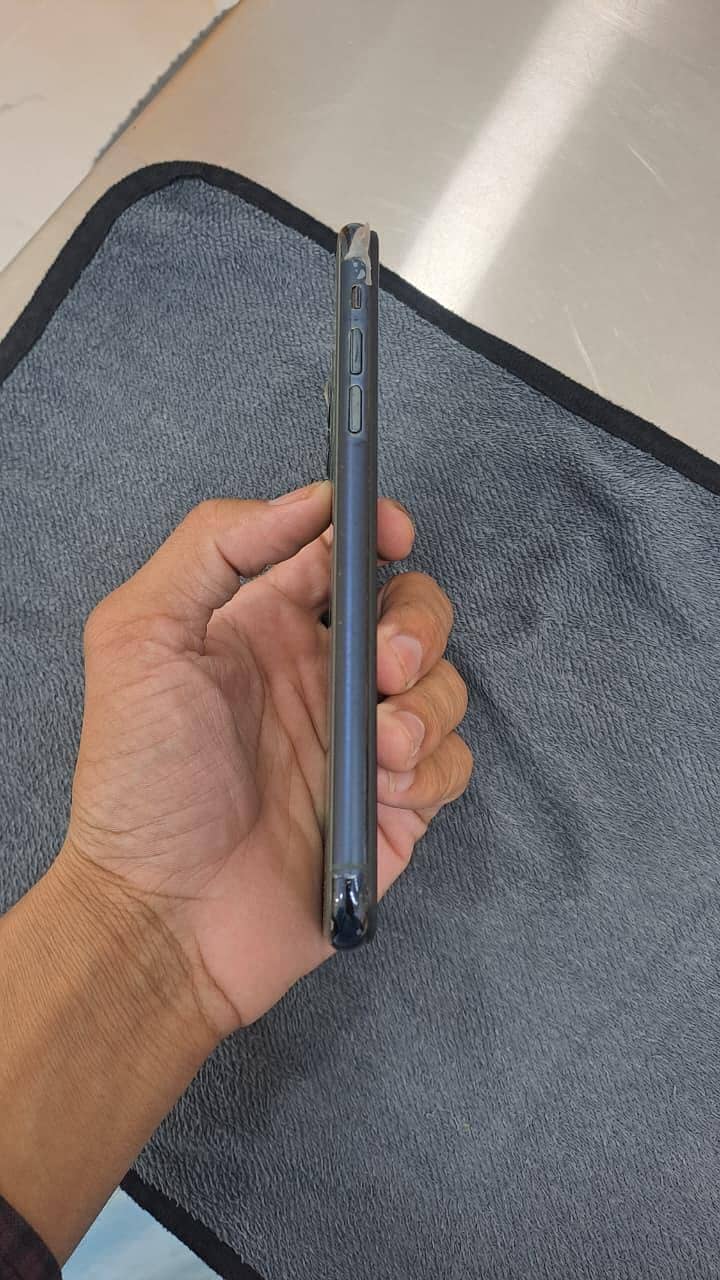 Apple iPhone 11 Pro Max 6