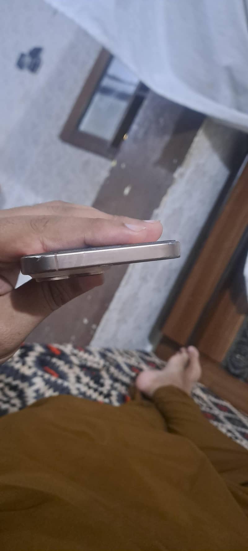 Apple iPhone 16 Pro Max 0