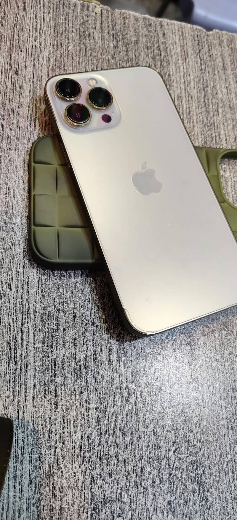 Apple iPhone 13 Pro Max 4