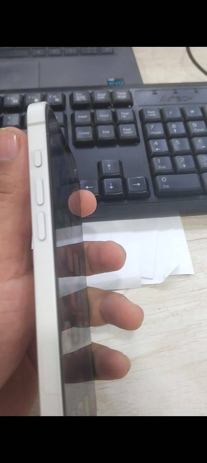 Apple iPhone 16e 1