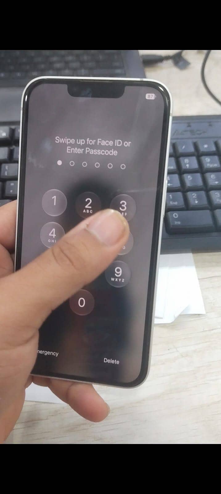 Apple iPhone 16e 3