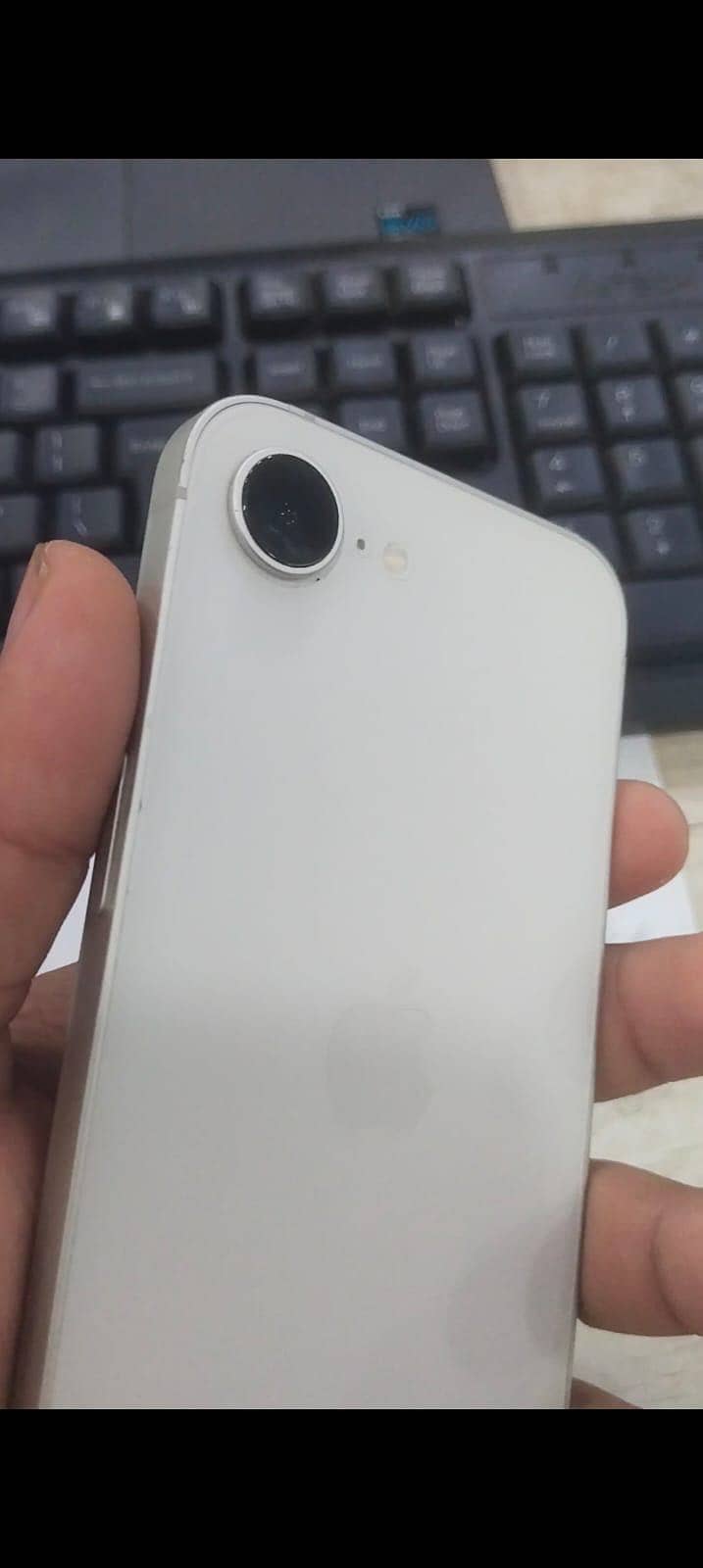 Apple iPhone 16e 4