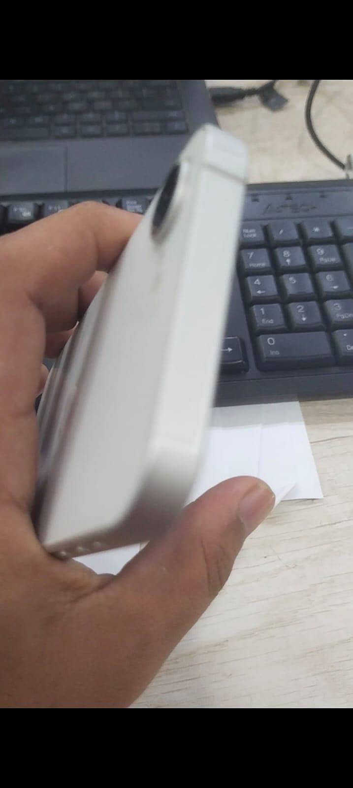 Apple iPhone 16e 5