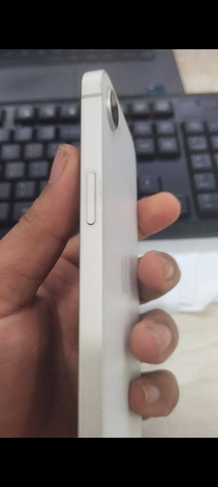 Apple iPhone 16e 6