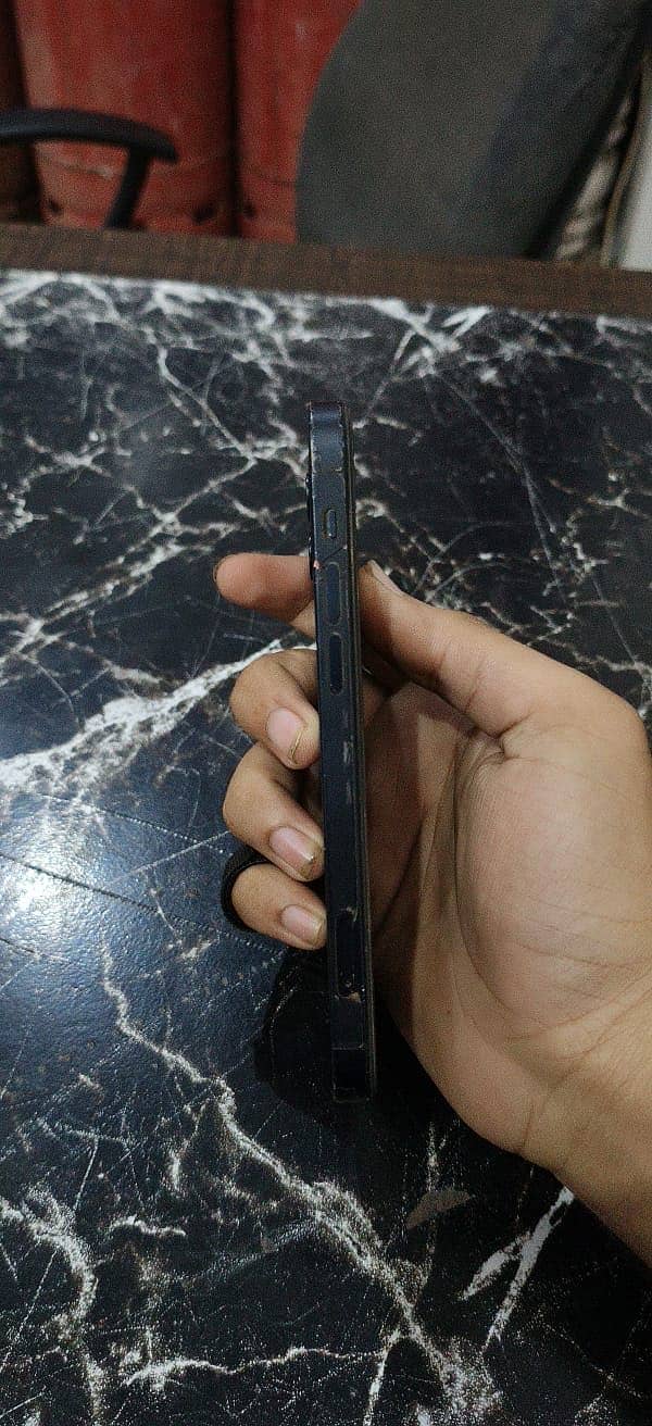 Apple iPhone 12 4
