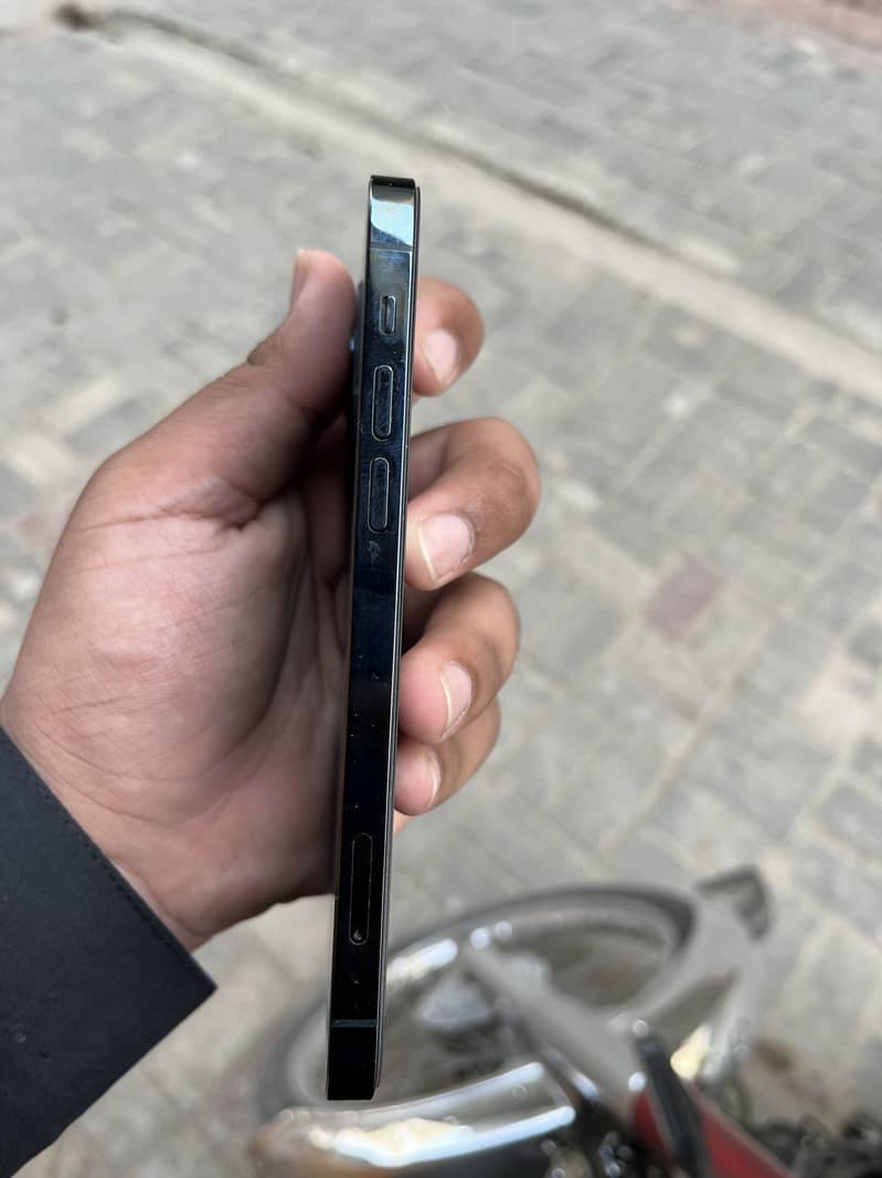 Apple iPhone 12 pro 1