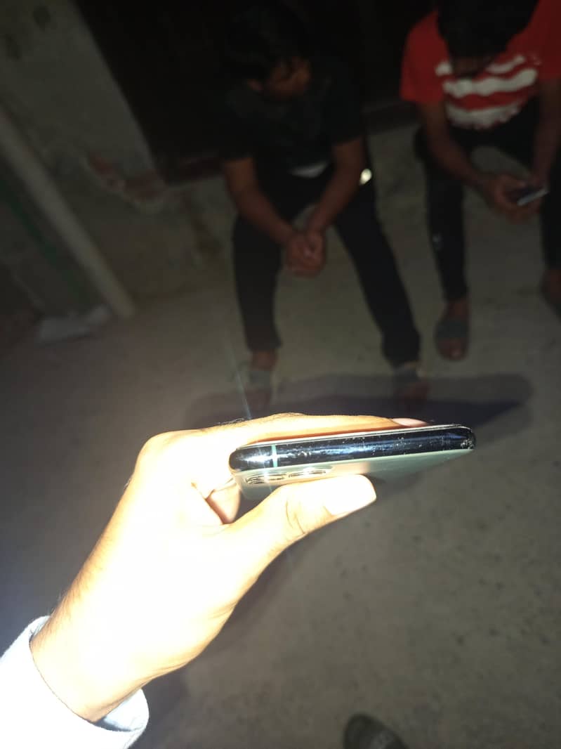 Apple iPhone 11 Pro Max 4
