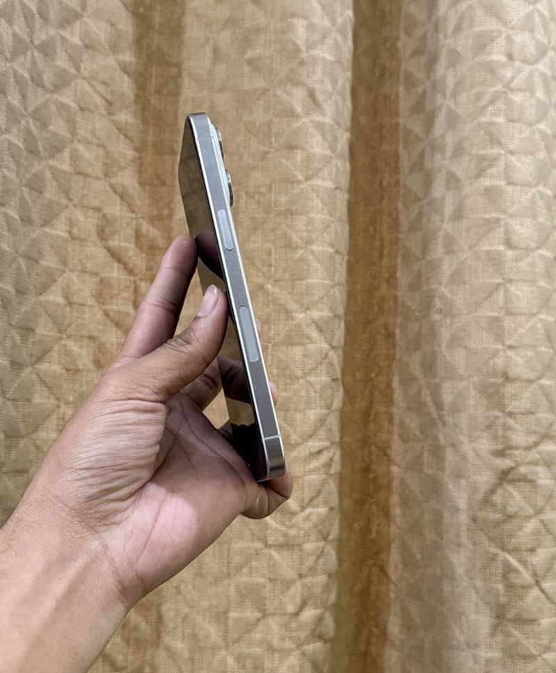 Apple iPhone 15 Pro Max 2