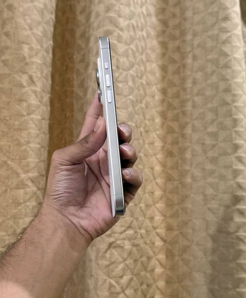 Apple iPhone 15 Pro Max 4