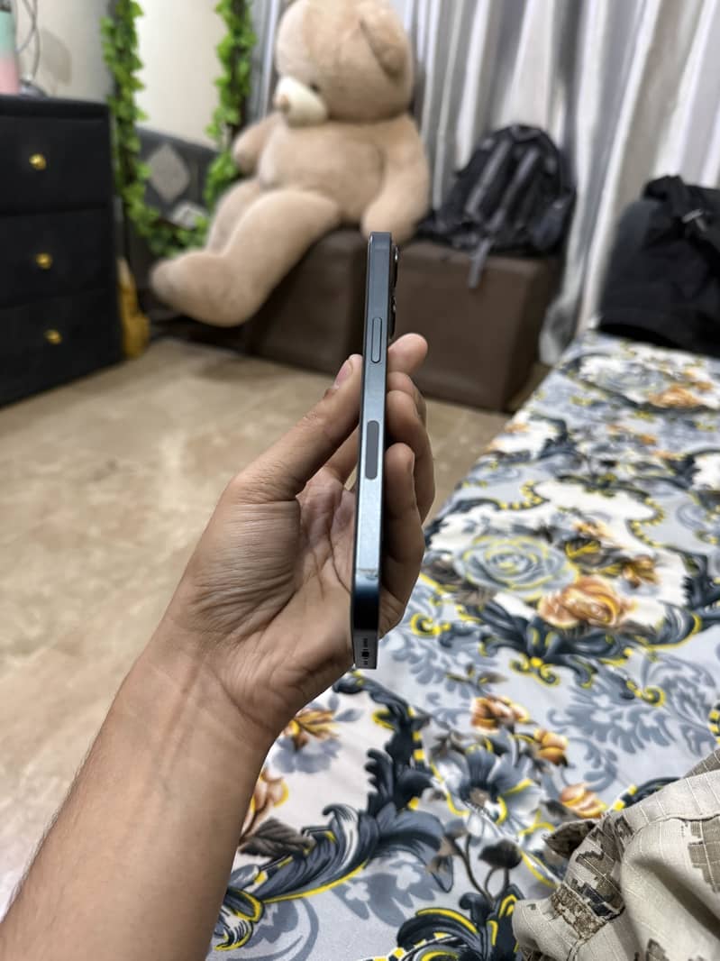 Apple iPhone 13 2