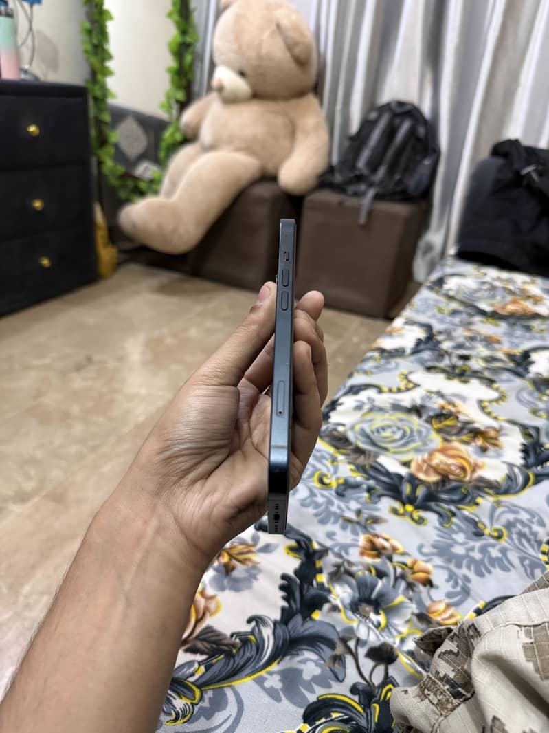 Apple iPhone 13 5