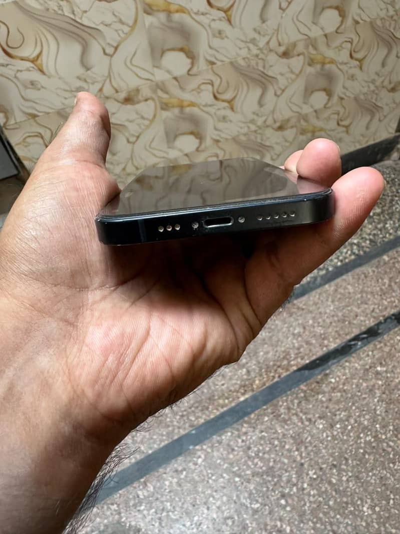 Apple iPhone 13 8