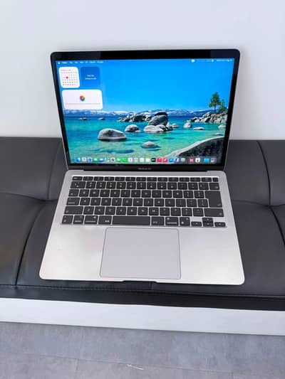 APPLE Macbook M1 Air 2020 (Brand new condition)(96% battery health).