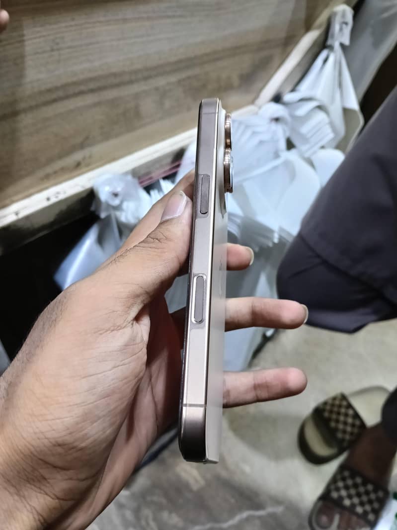 Apple iPhone 16 Pro 8